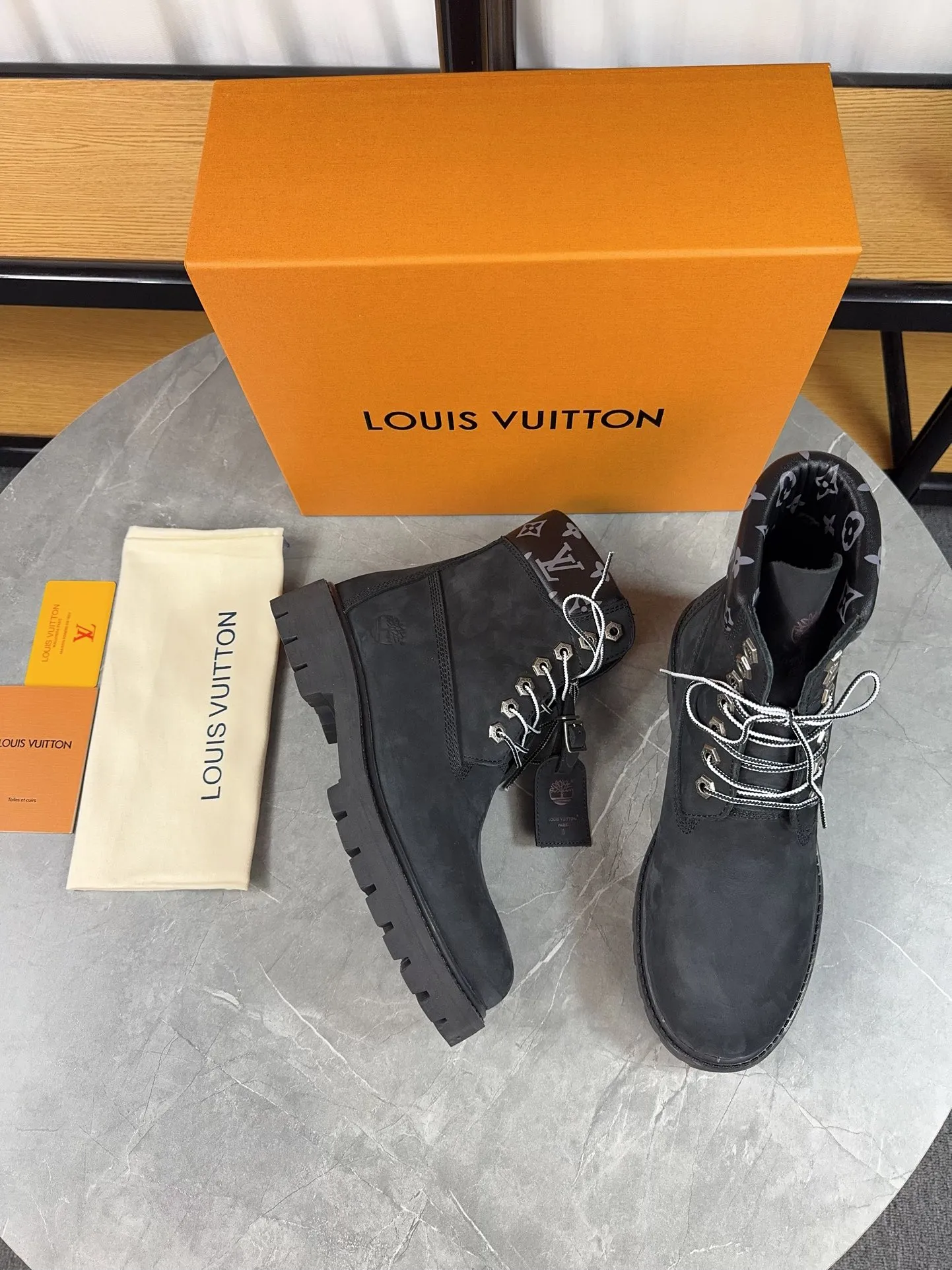 Couple model 💰700 ❤️Top version: Couple model LV x Timberland Timberland joint model Presbyopia Embossed Rhubarb boots Ankle boots Short boots LV x Timberland ankle boots are made of Monogram embossed waterproof nubuck cow leather, relying on the brand's exquisite craftsmanship to carefully reshape the classic Timberland 6-inch boot shape in Italy, and make an eye-catching appearance in 2024 created by Pharrell Williams with American workwear style Autumn and winter menswear show. Monogram embossed tongue, original Timberland laces and outsole are exquisite details, and the leather label expresses the cooperation logo. Exquisite packaging at the delivery counter🛍📦 ▪️Material: Original customized imported first-layer cowhide ▪️Inner lining: Original customized leather lining/mesh lining ▪️Outsole: Original molded anti-slip rubber material ▪️Sole thickness: 3.5CM ▪️Size: Women's 35-40 Men's 39-46